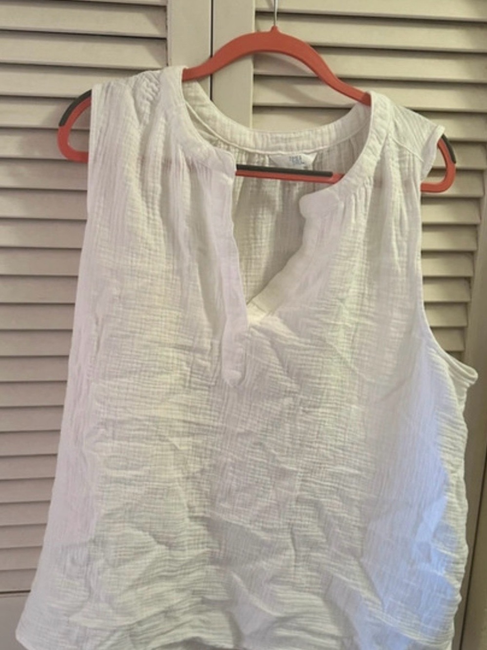 Time and Tru White Sleeveless Gauze V-Neck Tank Top